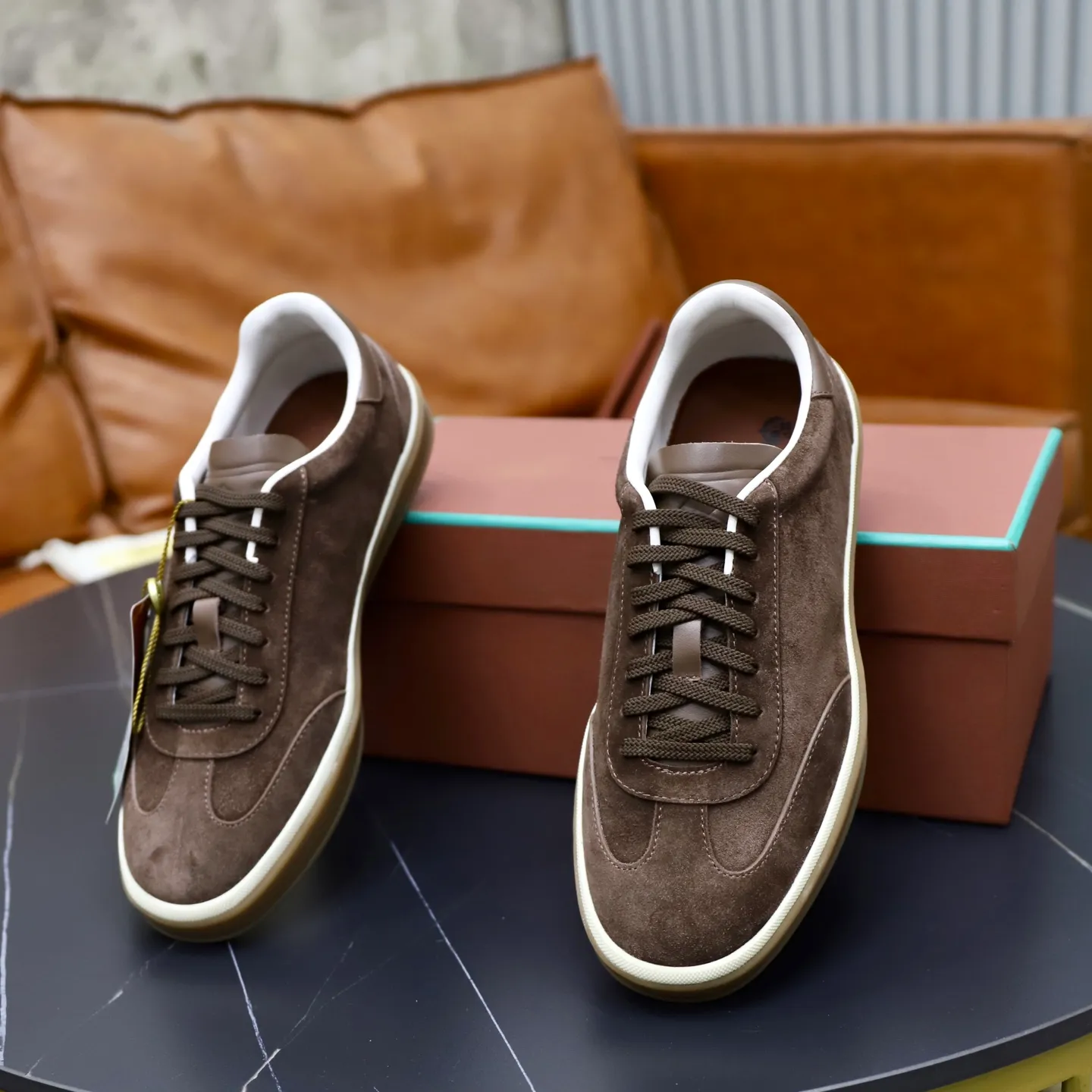Ex-factory price: 560💰Loro Riana men’s moral training sneakers! Made from high-quality materials and designed in a low-cut silhouette, it offers an elegant and stylish look that's suitable for year-round wear. The unique double-layer sole aesthetic design, caramel cup-shaped outsole is decorated with off-white rubber trim, creating an attractive color combination. Pair with tailored pieces or jeans for a sophisticated yet casual look. The heel is decorated with soft cow leather tongue with Kummel color inserts and cotton laces with embossed LP logo. Upper: cow split suede. Lining: original thickened soft sheepskin. Size: 38-39-40-41-42-43-44 (customized in 45.46)